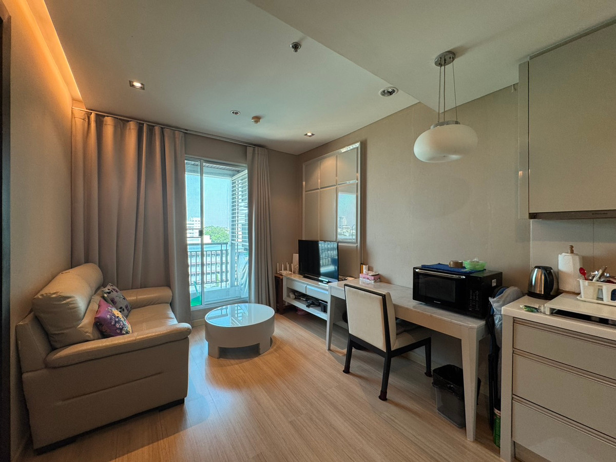 🔥 Dont miss out on this huge discount! 🔥 ​​🏙️ The Address Phayathai 📍 2 bedrooms | 2 bathrooms | Size 60 sq m. 💸 Rent only 32,000 baht/month (Price negotiable!) 📞 Call: 086-746-8882 (K. Cooper)
