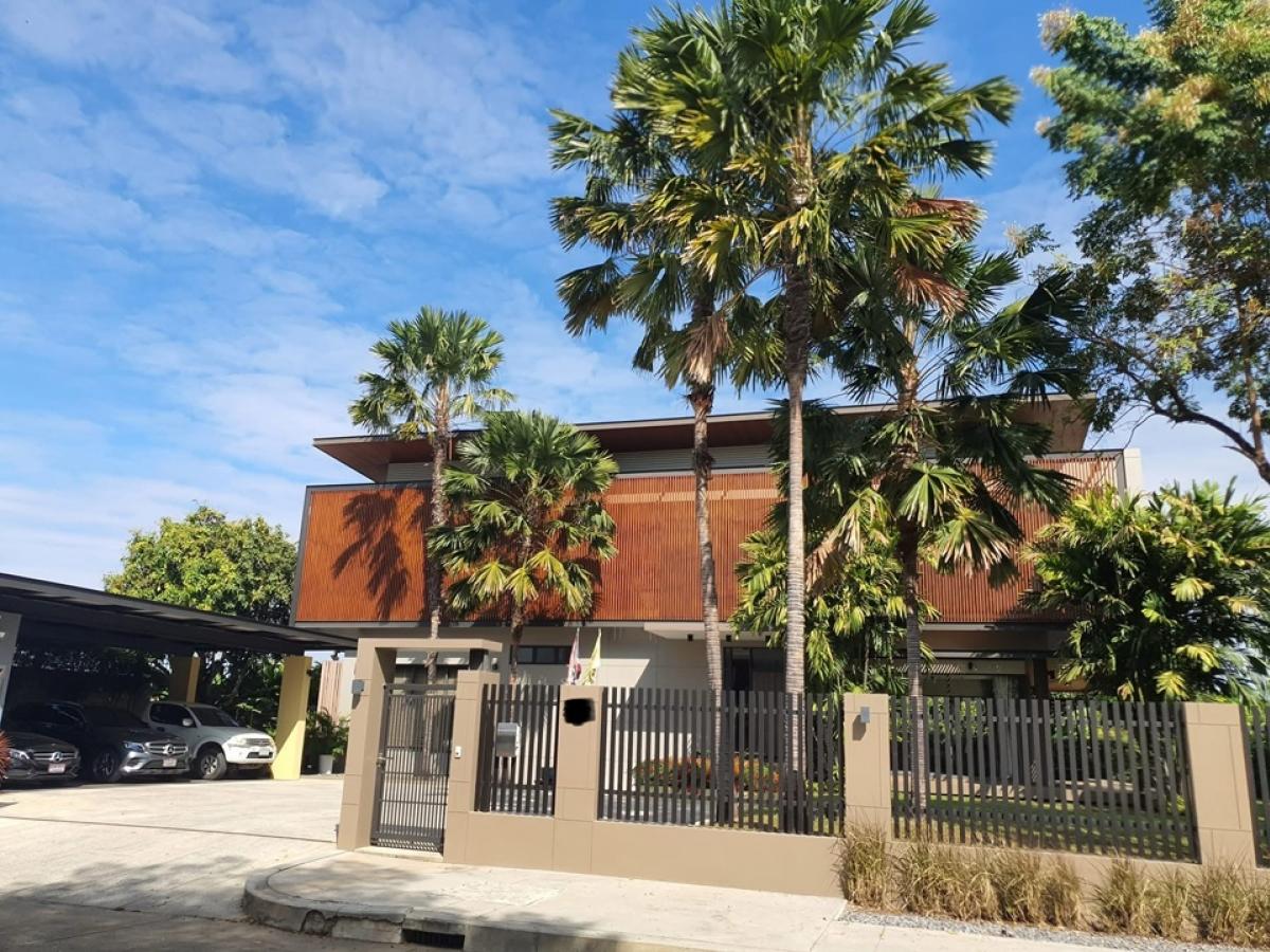 📢👇Luxury house, Modern Tropical style, Panya Intra Village P.7, spacious area, shady atmosphere, airy, house facing south.