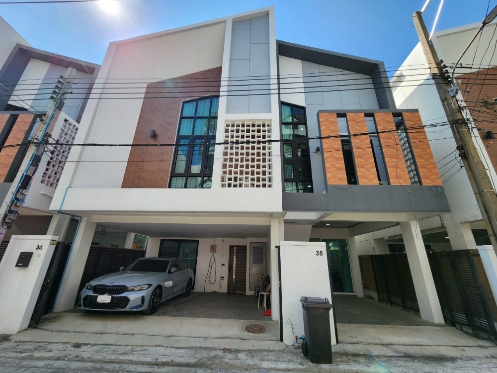 House for sale with office, 2 houses next to each other, 4 bedrooms, 5 bathrooms, near BTS Punnawithi, Soi Wachiratham Sathit 42, in the heart of Sukhumvit 101/1
