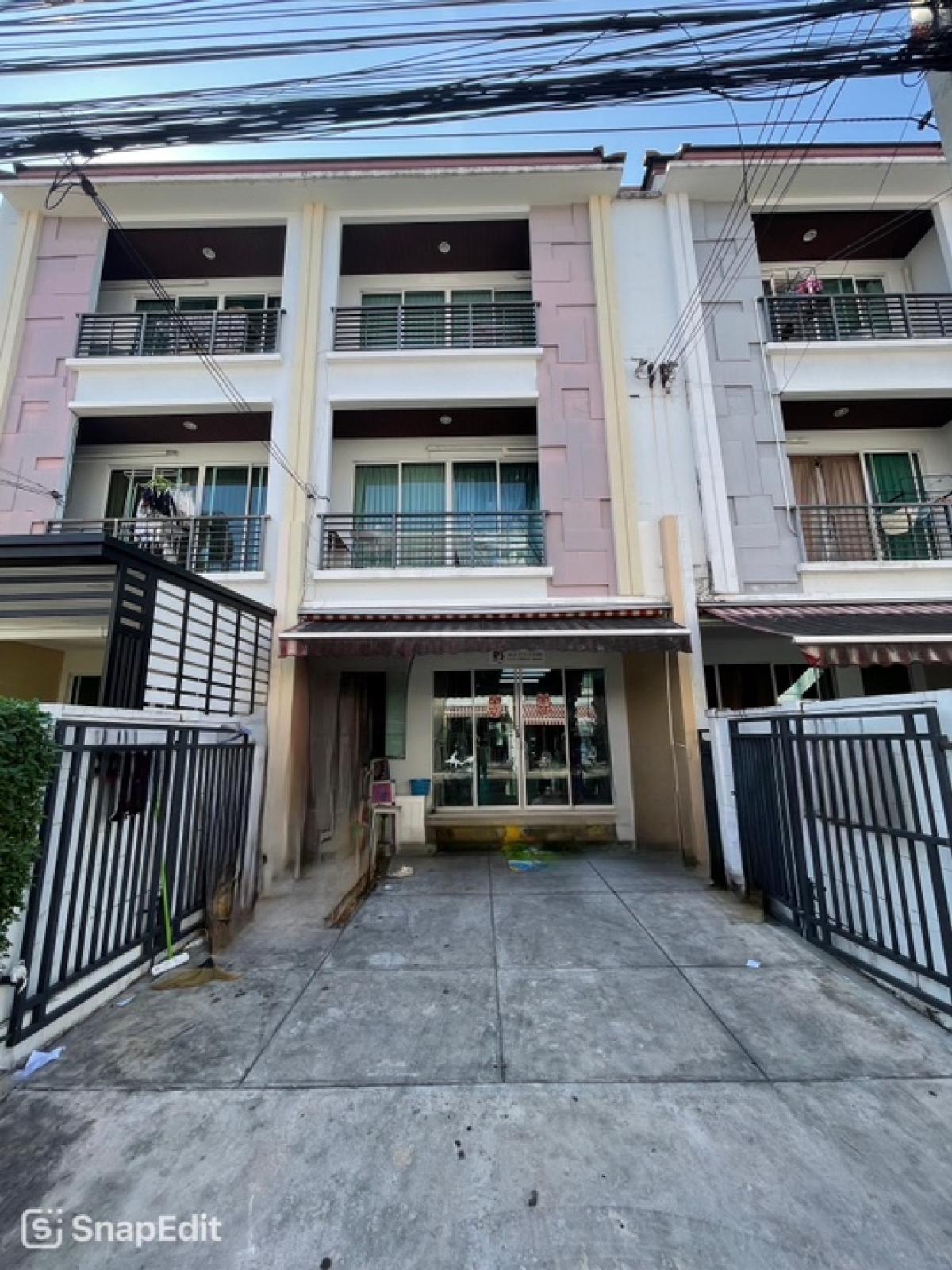 House for sale in the city of Ratchada 36, ​​Maine Road, adding a room behind Soi Tiger Yai, near the Ratchada Court Major Ratchayothin