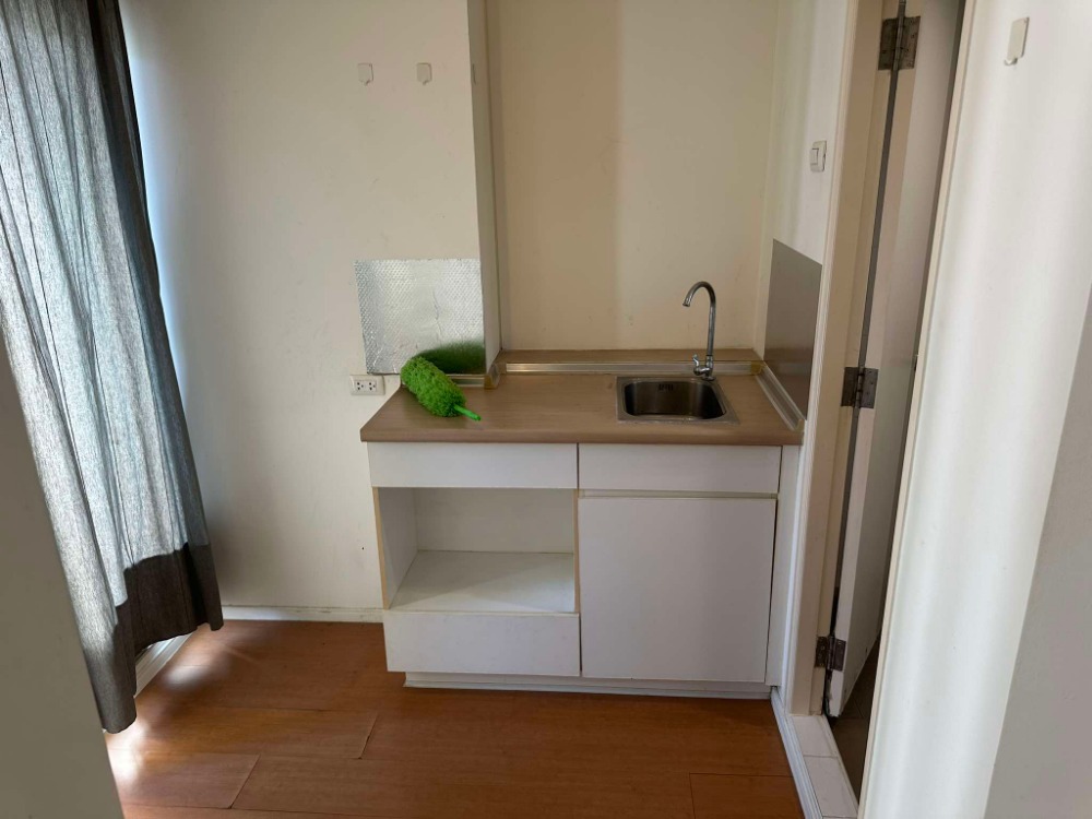 ขายห้องเปล่าครับ ตึก D ชั้น 27 <Selling a room, not building Tower D, 27th floor.>