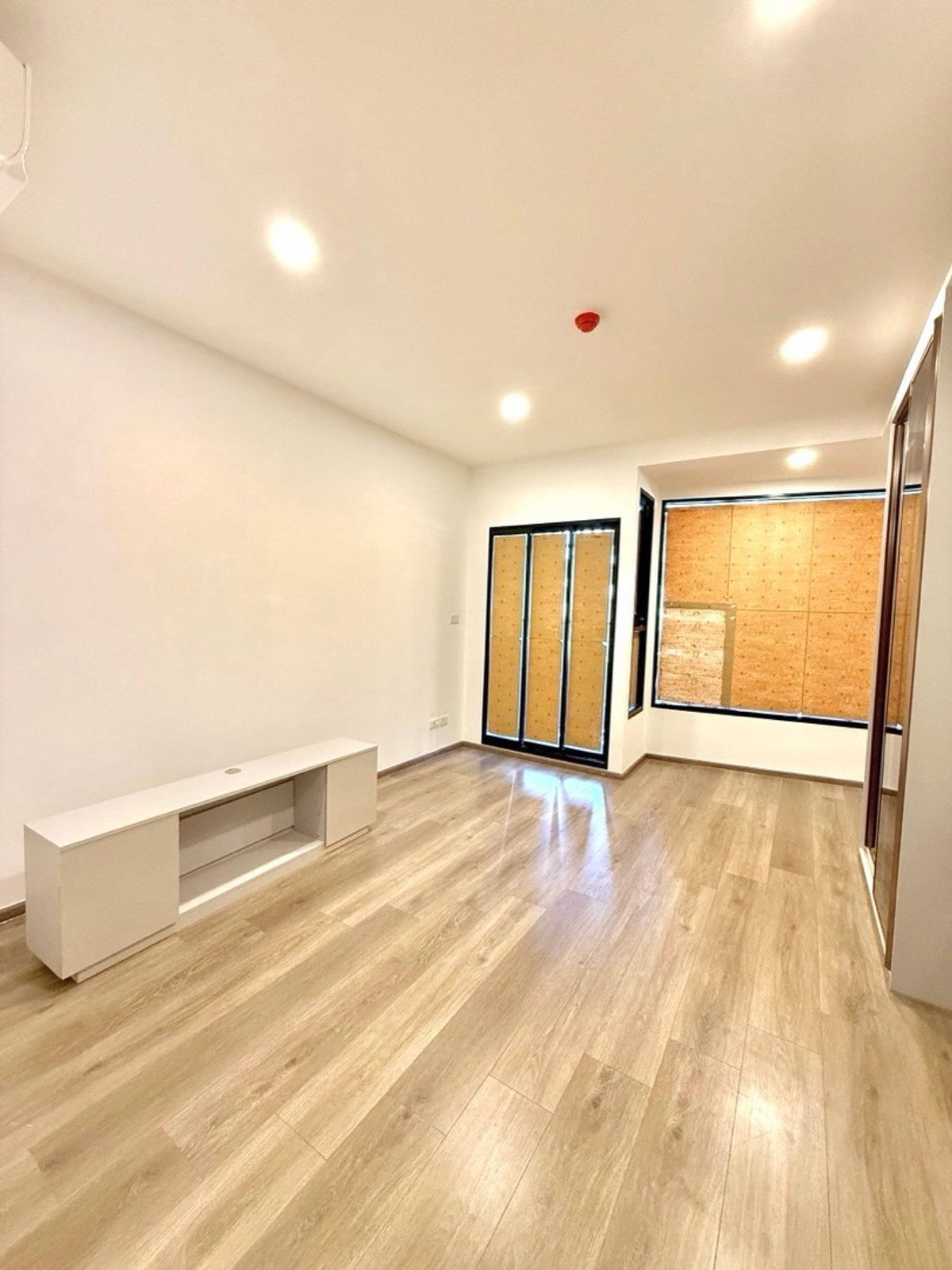 Condo next to MRT Huai Khwang, 2-storey high ceiling room, beautiful view in the heart of Ratchada, Huai Khwang