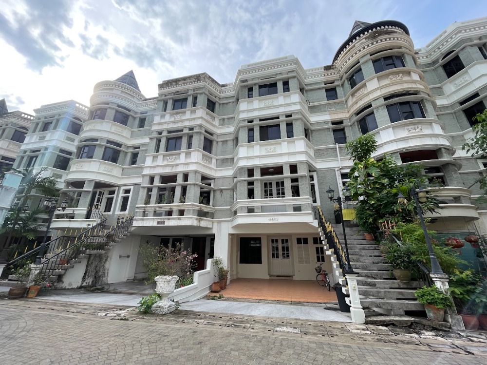 Newly renovated 3-4 bedroom townhouse for rent in Chicha Castle Sukhumvit 31 project. Newly renovated 3-4 bedroom townhouse for rent in Chicha Castle Sukhumvit 31 project.