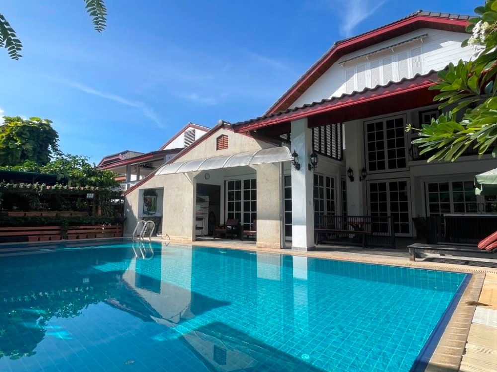 ให้เช่าบ้านสไตล์อังกฤษ หลังใหญ่ขนาด 5 ห้องนอน แชร์สระว่ายน้ำ ประมาณ 10 นาที หรือ 1 กม. จาก บีทีเอส สถานีมหาวิทยาลัยเกษตรศาตร์ ให้เช่าบ้านสไตล์อังกฤษ หลังใหญ่ขนาด 5 ห้องนอน แชร์สระว่ายน้ำ ประมาณ 10 นาที หรือ 1 กม. จาก บีทีเอส สถานีมหาวิทยาลัยเกษตรศาตร์