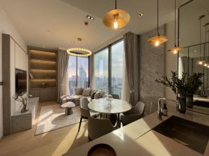 2 bedrooms, 2 bathrooms, 43rd floor, fully furnished, ready to move in