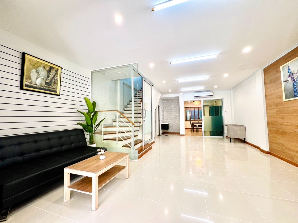 Urgent rent Biztown Srinakarin, newly renovated, suitable for an office, near Paradise Park, MRT Suan Luang Rama 9