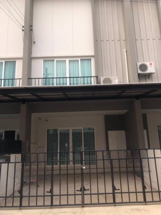 Townhouse for rent, Cher Watcharapol, near Or-Ngern Market, only 4 minutes away.