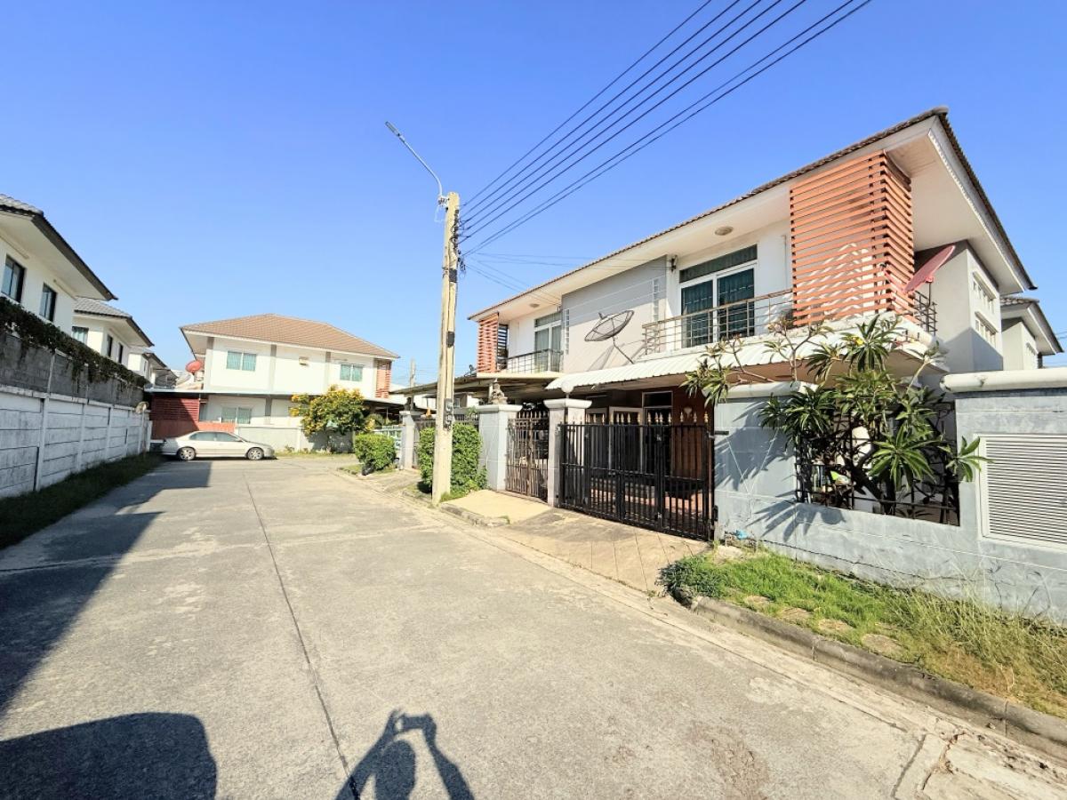 2-storey twin house, very good location, easy access, connected to three main roads: Bangna, King Kaew, Theparak