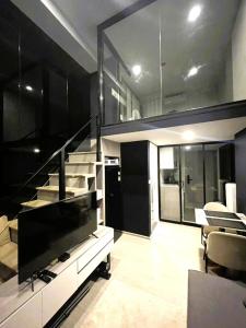 Live a Convenient Life, Close to All Transportation at Origin Plug & Play Ramkhamhaeng Enjoy a comfortable life with easy access to BTS, MRT, and Airport Link