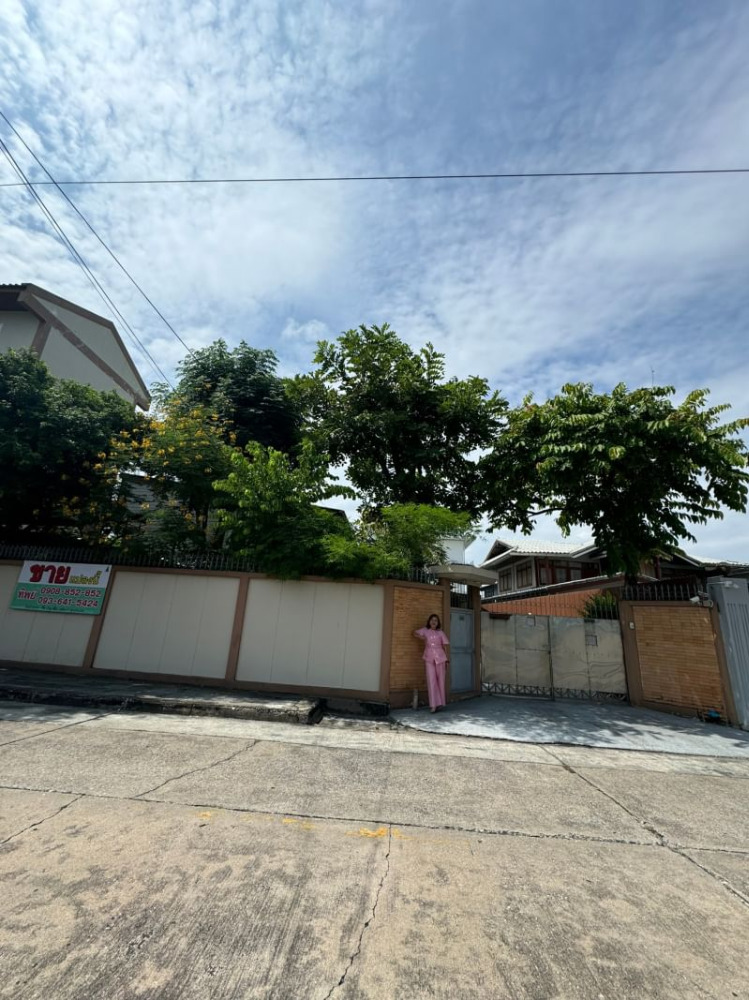 Land for sale, area 225 square wah, with 3 buildings, Thetsaban Songkhro Road and Prachachuen Road Land for sale, area 225 square wah, with 3 buildings, Thetsaban Songkhro Road and Prachachuen Road