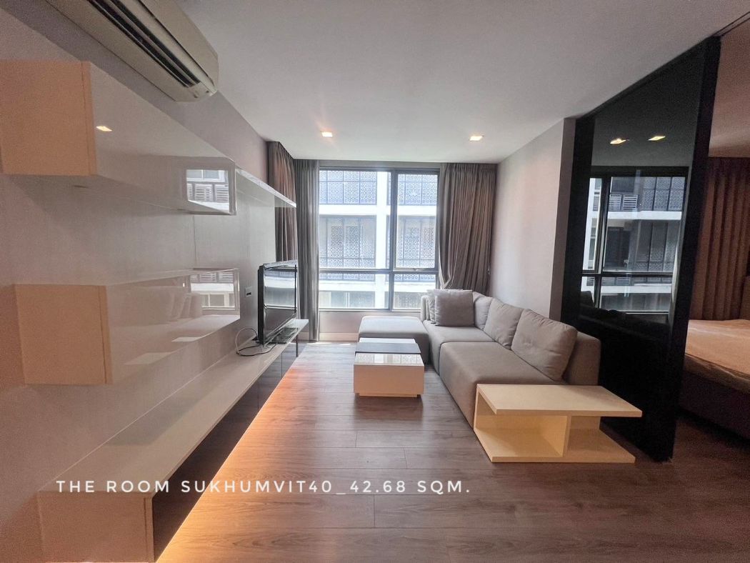 For sale, 1 bedroom condo with tenant, very good location, quiet, private, THE ROOM Sukhumvit 40, 42.68 sq m., near BTS and expressway, many entrances and exits For sale, 1 bedroom condo with tenant, very good location, quiet, private, THE ROOM Sukhumvit 40, 42.68 sq m., near BTS and expressway, many entrances and exits