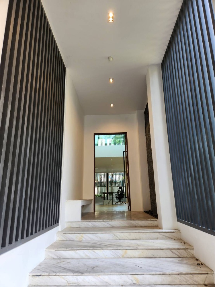 For sale: 3-storey townhome on Sukhumvit Road 55 (Thonglor Soi 25) in the Prompong Place project. For sale: 3-storey townhome on Sukhumvit Road 55 (Thonglor Soi 25) in the Prompong Place project.