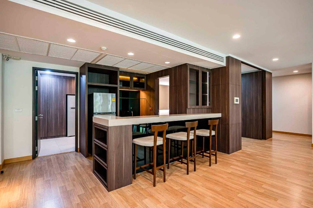● Prime Location ● Floor 05++ 284.79 sq.m. | 3 bedrooms 5 bathrooms | Condo near Habito Mall 2 mins., Bangkok Prep International School 2 mins., BTS Phra Khanong 8 mins.