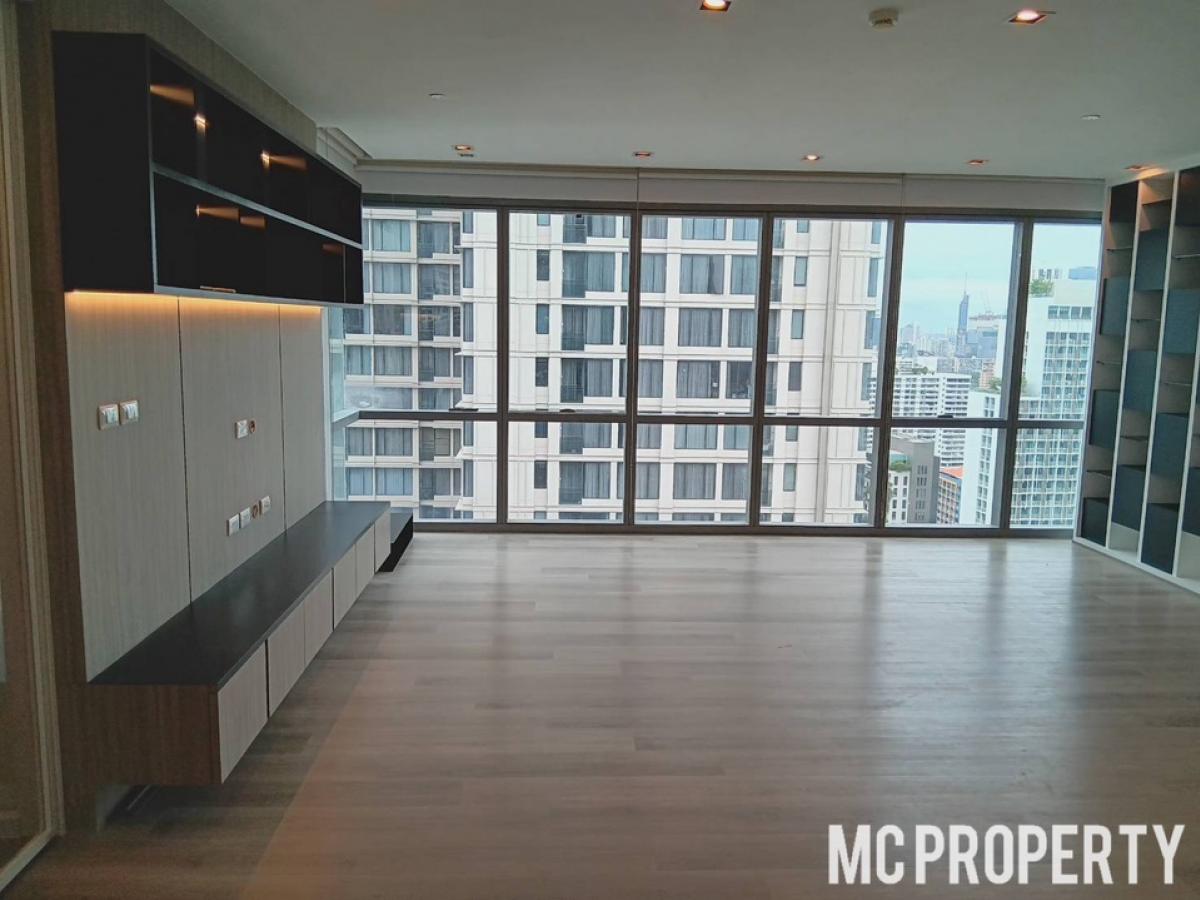 The Room Sukhumvit 21 duplex 1 bedroom super rare unit with Balcony for sale only 17.5Mb please contact 0816878954