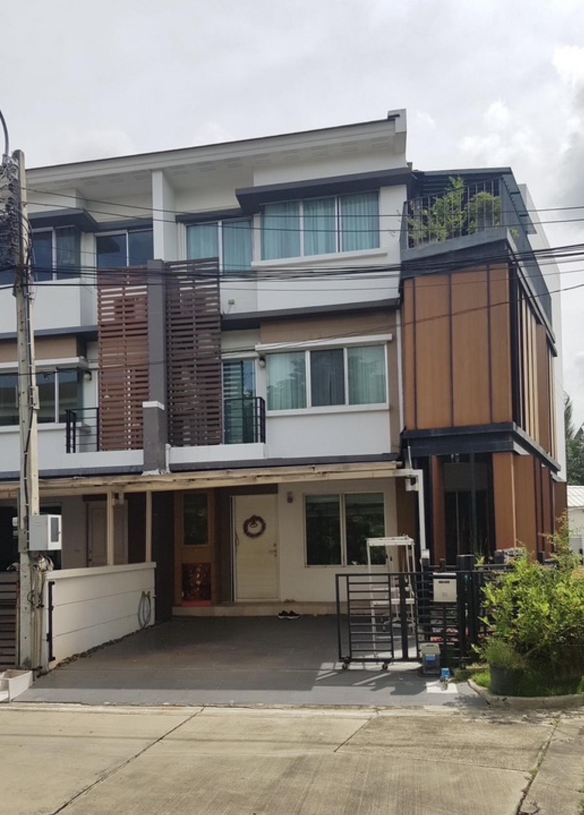 sells himself, great location, Townhome Townplus On Nut sells himself, great location, Townhome Townplus On Nut