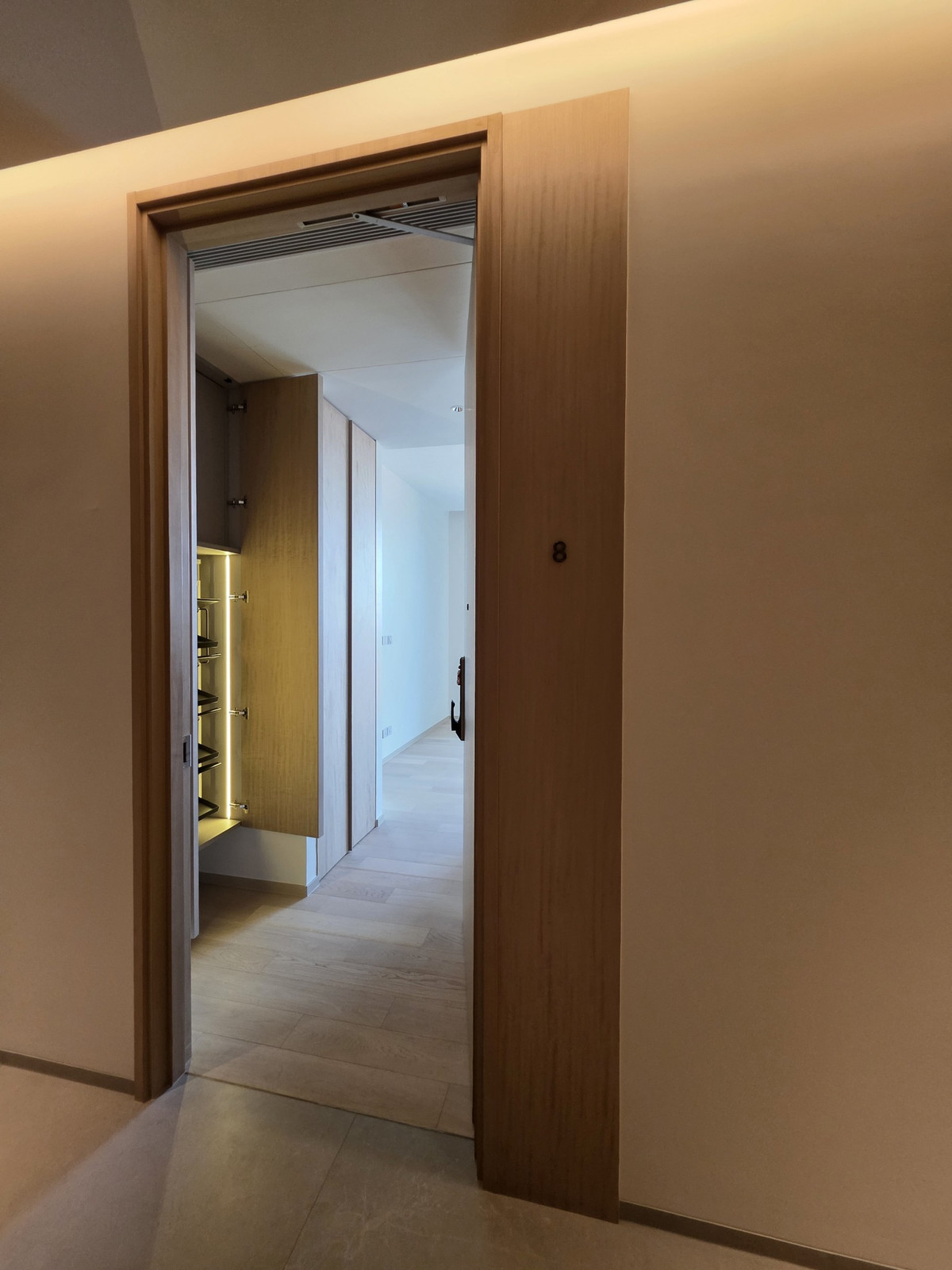 Urgently Sale! Special unit! EI8HTEEN SEVEN 1 BR Urgently Sale! Special unit! EI8HTEEN SEVEN 1 BR