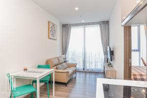 Condo for RENT *Whizdom Essence, high floor, good view, beautifully decorated, fully furnished, ready to move in @20,000 Baht