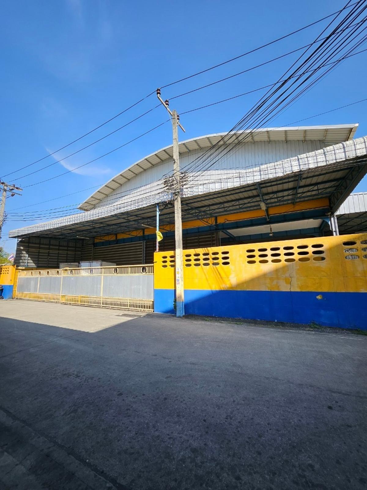 For sale: Warehouse with 2-storey office, size almost 1 rai, in an alley with a road width of 8 meters, trucks can enter, can pass through both Nong Khaem and Bang Bon sides.
