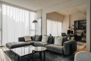 ♦ Nice Decoration ♦ ชั้น 15+ 90.62 ตร.ม. | 2 ห้องนอน 2 ห้องน้ำ | คอนโดใกล้ BTS ทองหล่อ 190 ม., เมเจอร์ ซีนีเพล็กซ์ สุขุมวิท 550 ม.