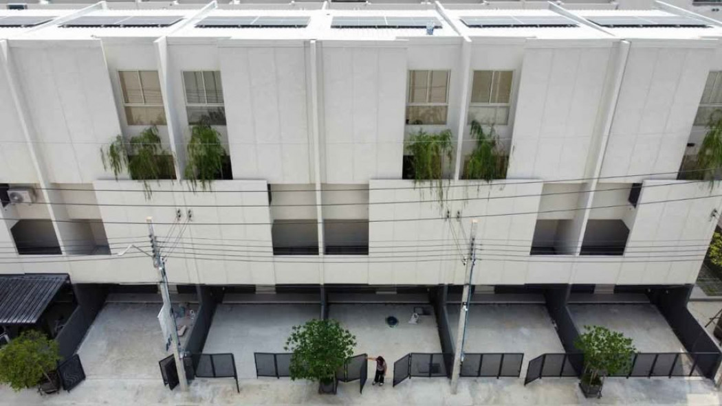 For rent: Townhome Nue Verse, Krungthep Kreetha, 3 bedrooms, high ceiling, Solar Cell installed