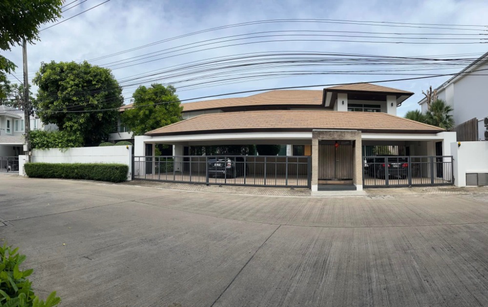 ❖ Special Price ❖ 2-storey detached house 259.30 sq.w., 924.00 sq.m. | 5 bedrooms, 6 bathrooms | Near Central Eastville 3 minutes, The Crystal Ekkamai-Ramintra 4 minutes, MRT Lat Phrao 71 8 minutes. ❖ Special Price ❖ 2-storey detached house 259.30 sq.w., 924.00 sq.m. | 5 bedrooms, 6 bathrooms | Near Central Eastville 3 minutes, The Crystal Ekkamai-Ramintra 4 minutes, MRT Lat Phrao 71 8 minutes.