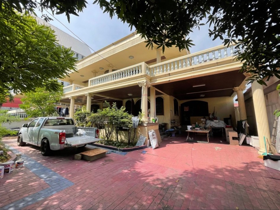 ● Good Location ● 2 Storey detached house, Sukhumvit 107 Bearing 34 | 178.00 sq.w. 500.00 sq.m. | 5 bedrooms, 4 bathrooms | Near BTS Bearing, MRT Samrong, Central Bangna, Lasalle Avenue ● Good Location ● 2 Storey detached house, Sukhumvit 107 Bearing 34 | 178.00 sq.w. 500.00 sq.m. | 5 bedrooms, 4 bathrooms | Near BTS Bearing, MRT Samrong, Central Bangna, Lasalle Avenue