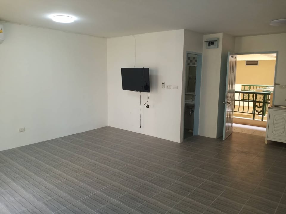 For sale: empty room, 5th floor, pool view, newly renovated room, The Parkland Bangna Condo (SM934)