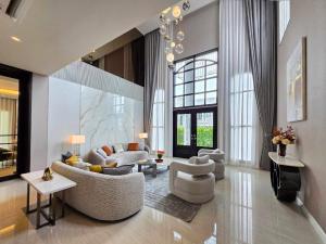 ♦ Nice Decoration ♦ บ้านเดี่ยวหลังใหญ่ 209.00 ตร.ว., 694.00 ตร.ม. | 5 ห้องนอน 6 ห้องน้ำ ตกแต่งครบ | ใกล้รถไฟฟ้าสายสีส้ม น้อมเกล้า 9 นาที , APL บ้านทับช้าง 12 นาที , สนามบินสุวรรณภูมิ 18 นาที