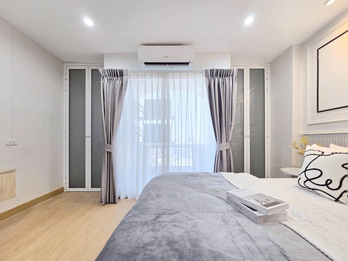 🤩Beautiful room, complete functions, full space, suitable for people with a lot of stuff, whether its clothes, shoes or belongings, Im telling you, 3 wardrobes can store everything! 🏡 Bodin Suite Home