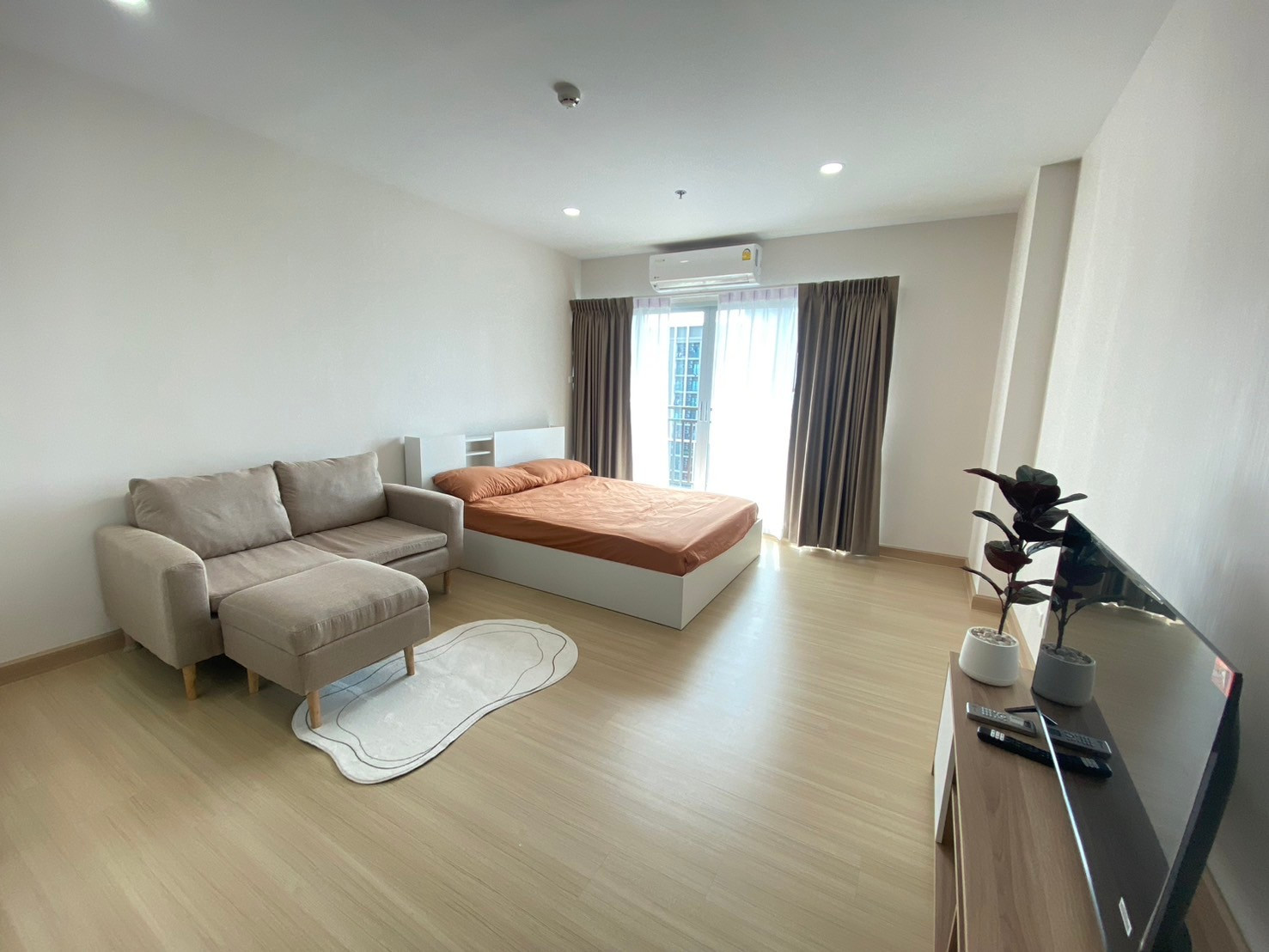 For rent 13,000 (no bargaining) *Code PS86311! (Supalai Veranda Phasi Charoen Station) !! Near Phasi Charoen BTS Station * Boat 088-398-3835 For rent 13,000 (no bargaining) *Code PS86311! (Supalai Veranda Phasi Charoen Station) !! Near Phasi Charoen BTS Station * Boat 088-398-3835