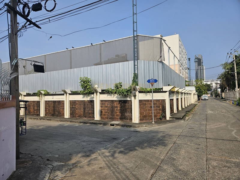 บ้านเดี่ยวสภาพดี พร้อมเข้าอยู่ ตั้งอยู่บนที่ดินขนาด 131 ตรว.พื้นที่ใช้สอย 300 ตรม.อยู่ห่างจากปากซอยสุขุมวิท 64 เพียง 500 เมตร No.C21-HH-68005 – รูปที่ 3