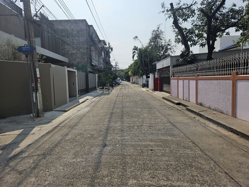 บ้านเดี่ยวสภาพดี พร้อมเข้าอยู่ ตั้งอยู่บนที่ดินขนาด 131 ตรว.พื้นที่ใช้สอย 300 ตรม.อยู่ห่างจากปากซอยสุขุมวิท 64 เพียง 500 เมตร No.C21-HH-68005 – รูปที่ 4