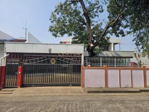 บ้านเดี่ยวสภาพดี พร้อมเข้าอยู่ ตั้งอยู่บนที่ดินขนาด 131 ตรว.พื้นที่ใช้สอย 300 ตรม.อยู่ห่างจากปากซอยสุขุมวิท 64 เพียง 500 เมตร No.C21-HH-68005