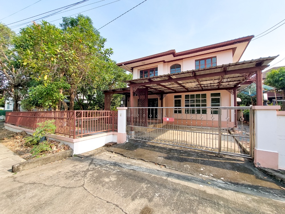 Single house for sale, Manthana, Soi Wat Phra Ngoen, corner house, large house, lots of space, good condition