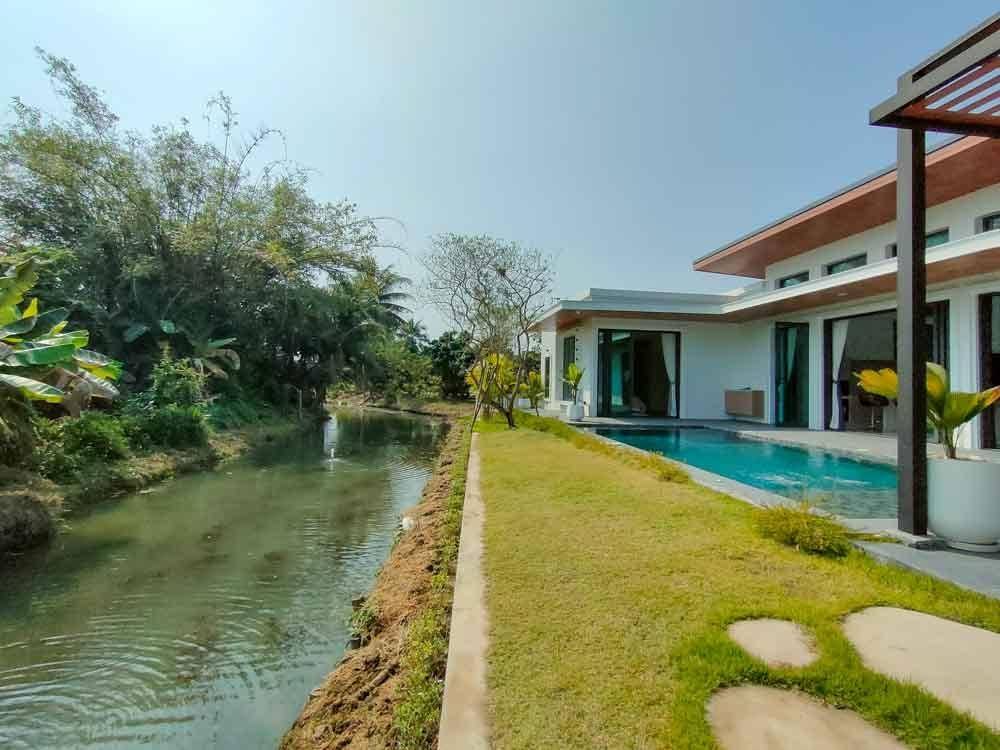 พูลวิลล่า ริมน้ำสุดหรู บ้านใหม่เอี่ยม หนองผึ้ง - สารภี  บรรยากาศสงบ ใกล้ชิดธรรมชาติ ออกแบบชั้นเดียว โปร่งโล่ง เพดานสูง – รูปที่ 2