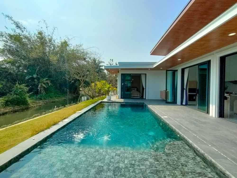 พูลวิลล่า ริมน้ำสุดหรู บ้านใหม่เอี่ยม หนองผึ้ง - สารภี  บรรยากาศสงบ ใกล้ชิดธรรมชาติ ออกแบบชั้นเดียว โปร่งโล่ง เพดานสูง – รูปที่ 3