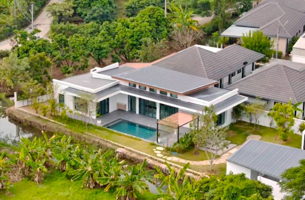 Luxury Riverside Pool Villa. Modern Pool Villa, Brand-New Home in Nong Phueng - Saraphi.