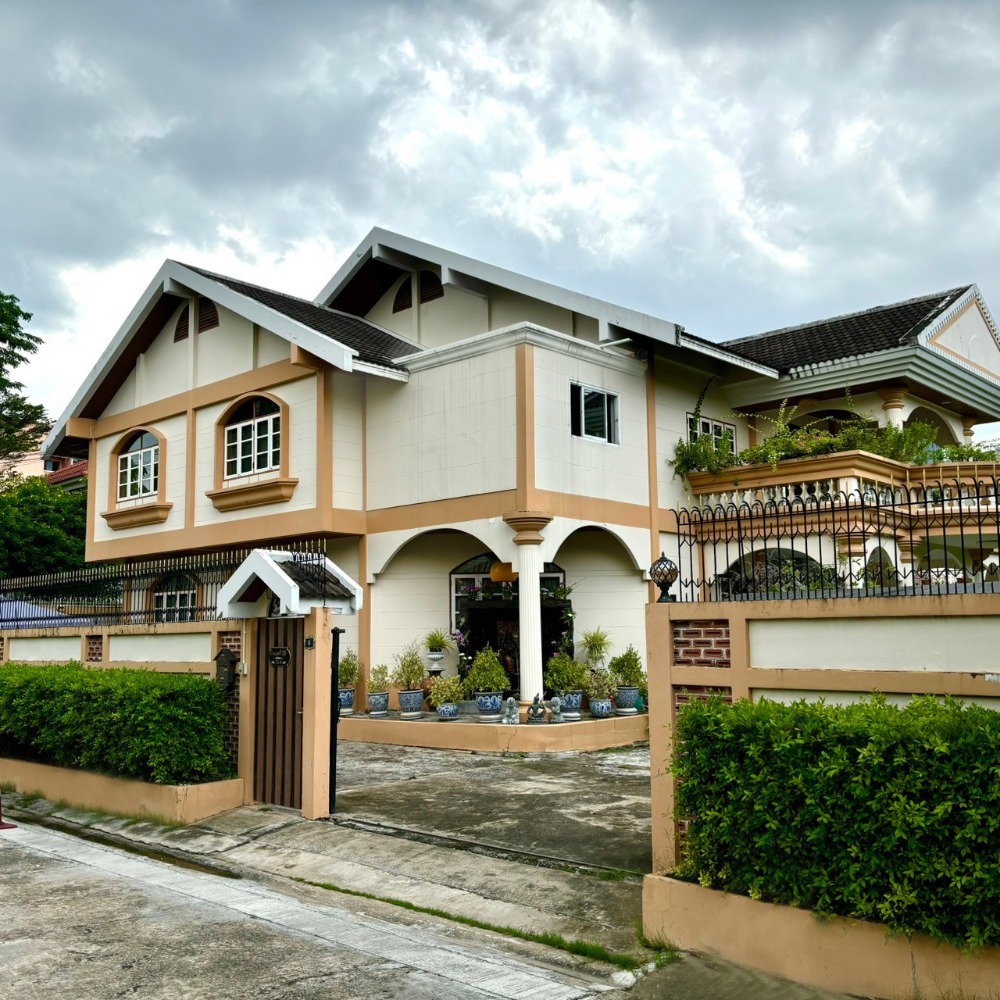 House for sale in Rama 9, luxury houses 216 sq.wah, 4 bedrooms, 4 water, both Rama 9, Soi 39 and Ramkhamhaeng 12