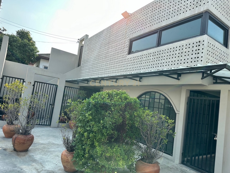 Single house with private parking, MRT Sutthisan, prime location in a growing area of ​​Bangkok. No.58-HH-68004