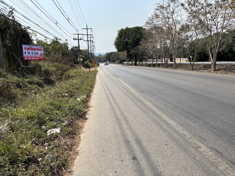 Land on Sukhumvit Road, 4 Rai 2 jobs, near the way to Laem Mae Phim Beach Beautiful plots into higher hills than the road. 40 km away from the city of Rayong