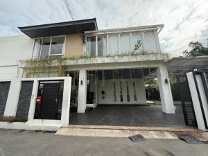 ♦ Rare item ♦ 2-storey detached house, 136.00 sq.w., 622.00 sq.m. | 4 bedrooms, 5 bathrooms, 5 parking spaces | Near EmQuartier 1.3 km.