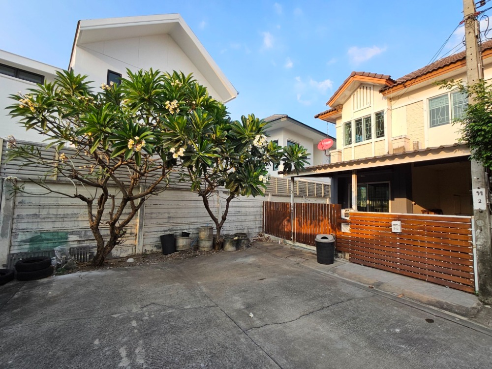 For rent: Pruksa Ville Village 32, 2-storey townhouse, end unit, 3 bedrooms, 2 bathrooms, near Central Rama 2 For rent: Pruksa Ville Village 32, 2-storey townhouse, end unit, 3 bedrooms, 2 bathrooms, near Central Rama 2