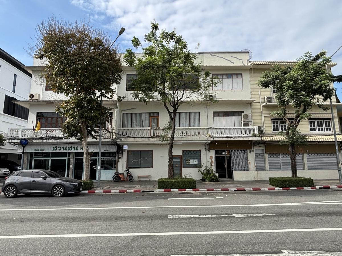 🏙️ Rent a 3 -story commercial building, 2 booths opposite the Chalermprakiet Park, Rama 9 (Nang Loeng), suitable for restaurants, etc.