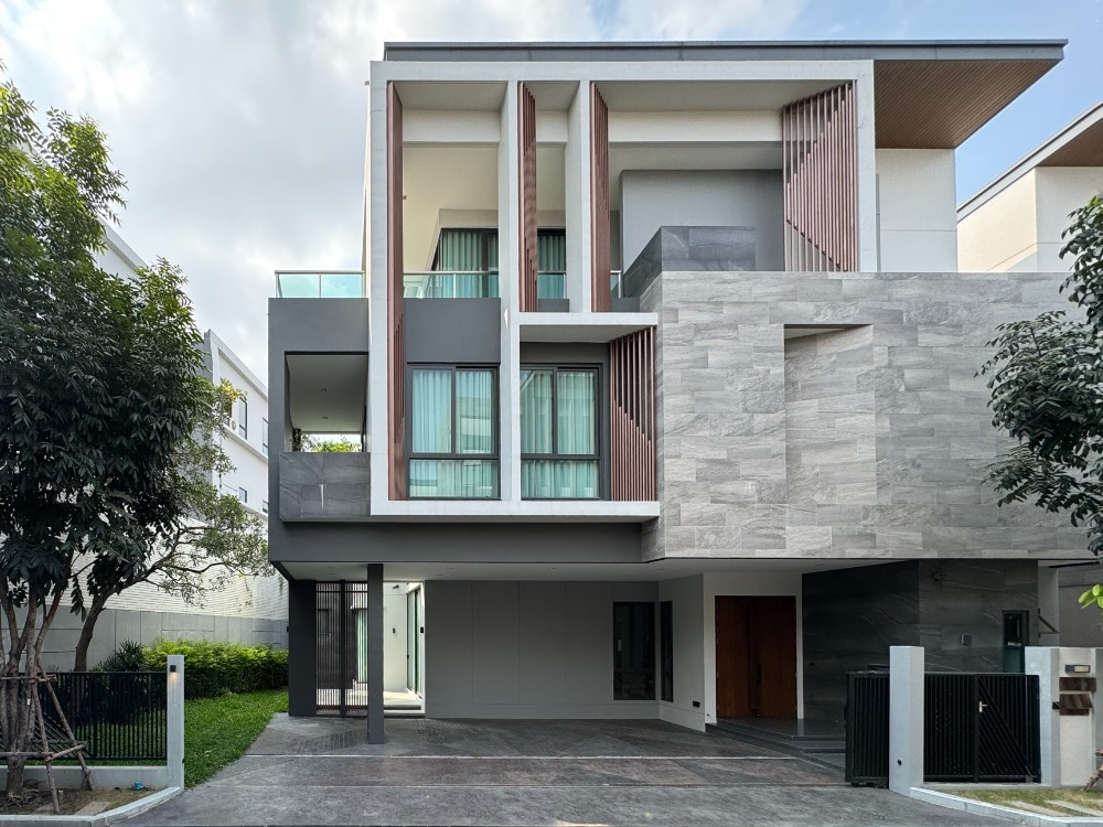 For sale: The Gentry Phatthanakan, The Gentry Phatthanakan, 5 bedrooms, 86.4 sq.w., 550 sq.m., 3-storey detached house with elevator, selling price 46,500,000 baht.