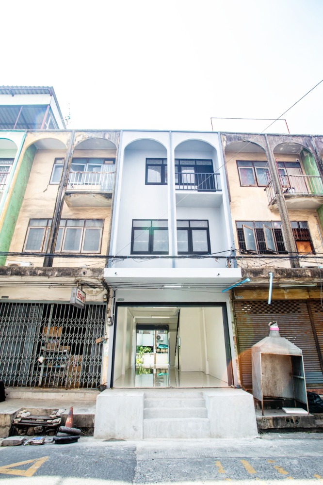 For sale: 3-storey commercial building, 12 sqw, Soi Ramkhamhaeng 32, renovated. For sale: 3-storey commercial building, 12 sqw, Soi Ramkhamhaeng 32, renovated.