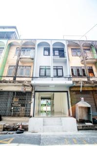 For sale: 3-storey commercial building, 12 sqw, Soi Ramkhamhaeng 32, renovated.