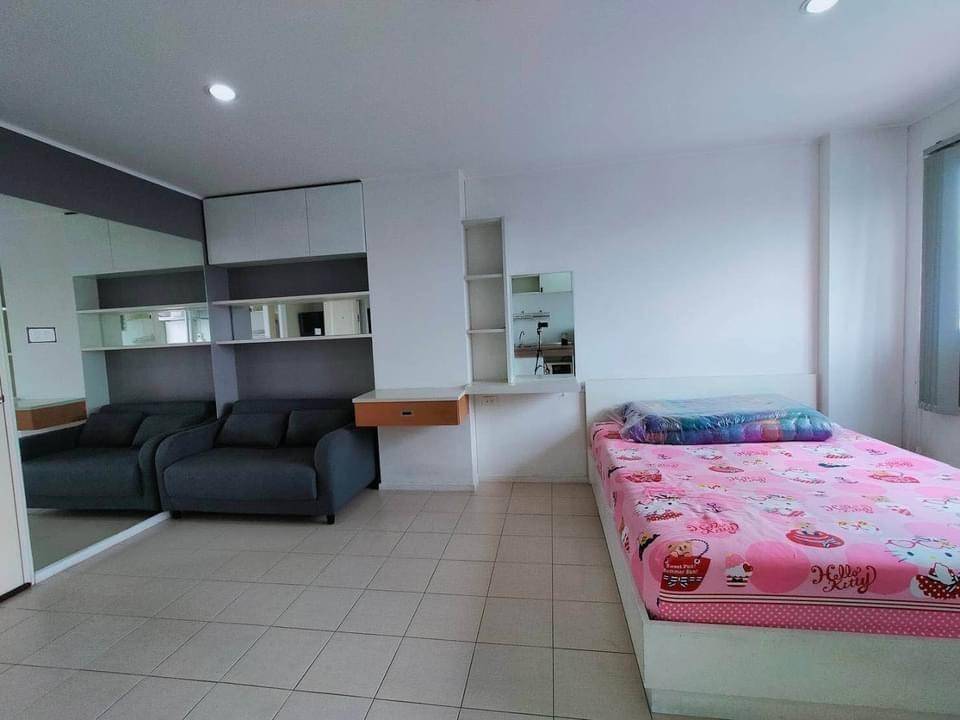 Condo with Stunning Views on Auspicious 11th Floor!!! For Sale – Lumpini Condotown Ramintra–Navamin 22.28 sq.m., 11th floor (auspicious number for prosperity), unobstructed view, near the Pink Line MRT station.