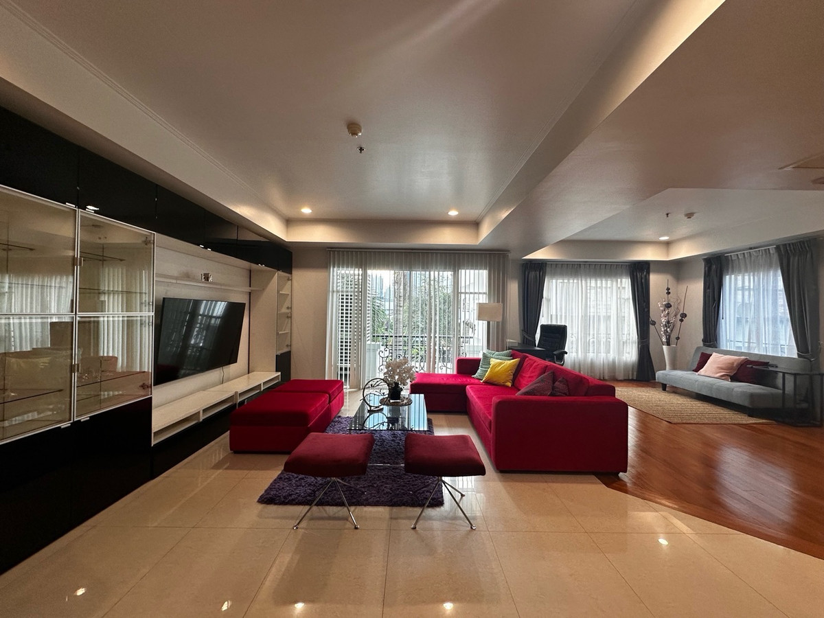 Urgent sale 181 SQM unit on middle floor of low-rise condominium on Sukhumvit 36