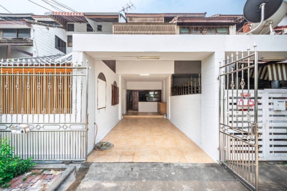 Rent a townhouse, Phahonyothin Zone, near Phahonyothin BTS Station 59, just 1 minute.