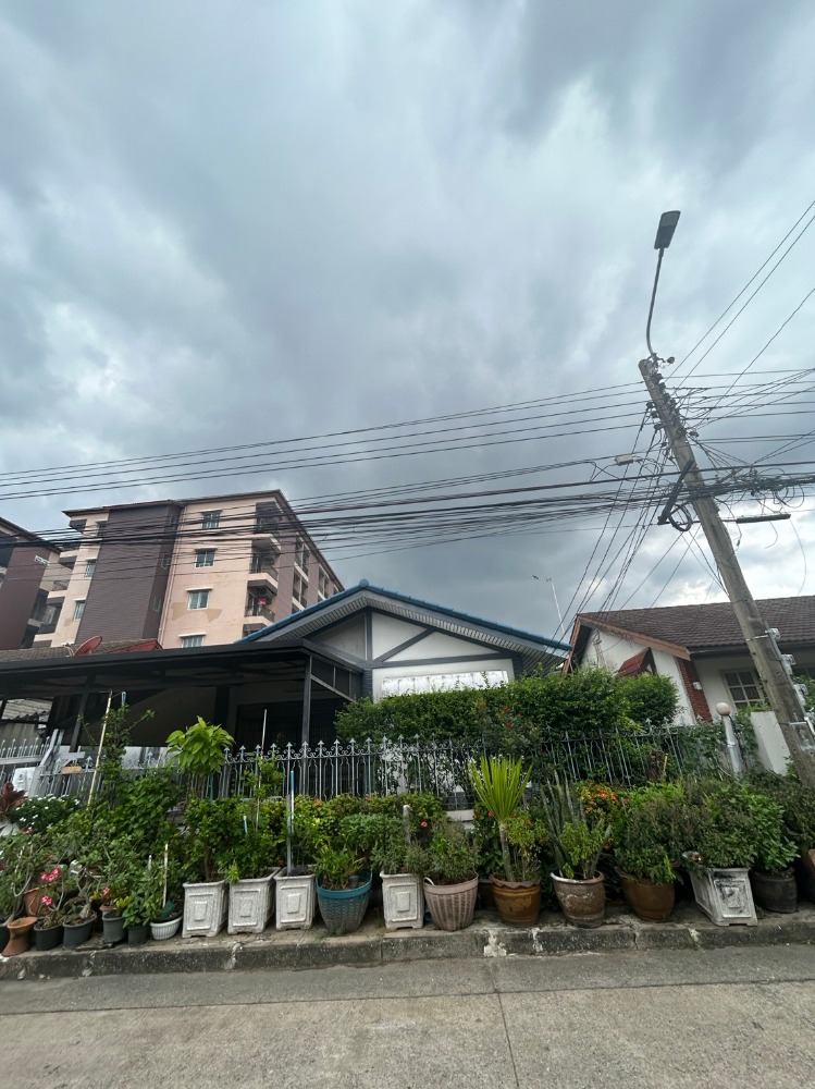 Rent a single -story house, 50 meters, 3 bedrooms, 2 air, 4 air conditioners, some furniture, 1 car park, rent 20,000 baht per month
